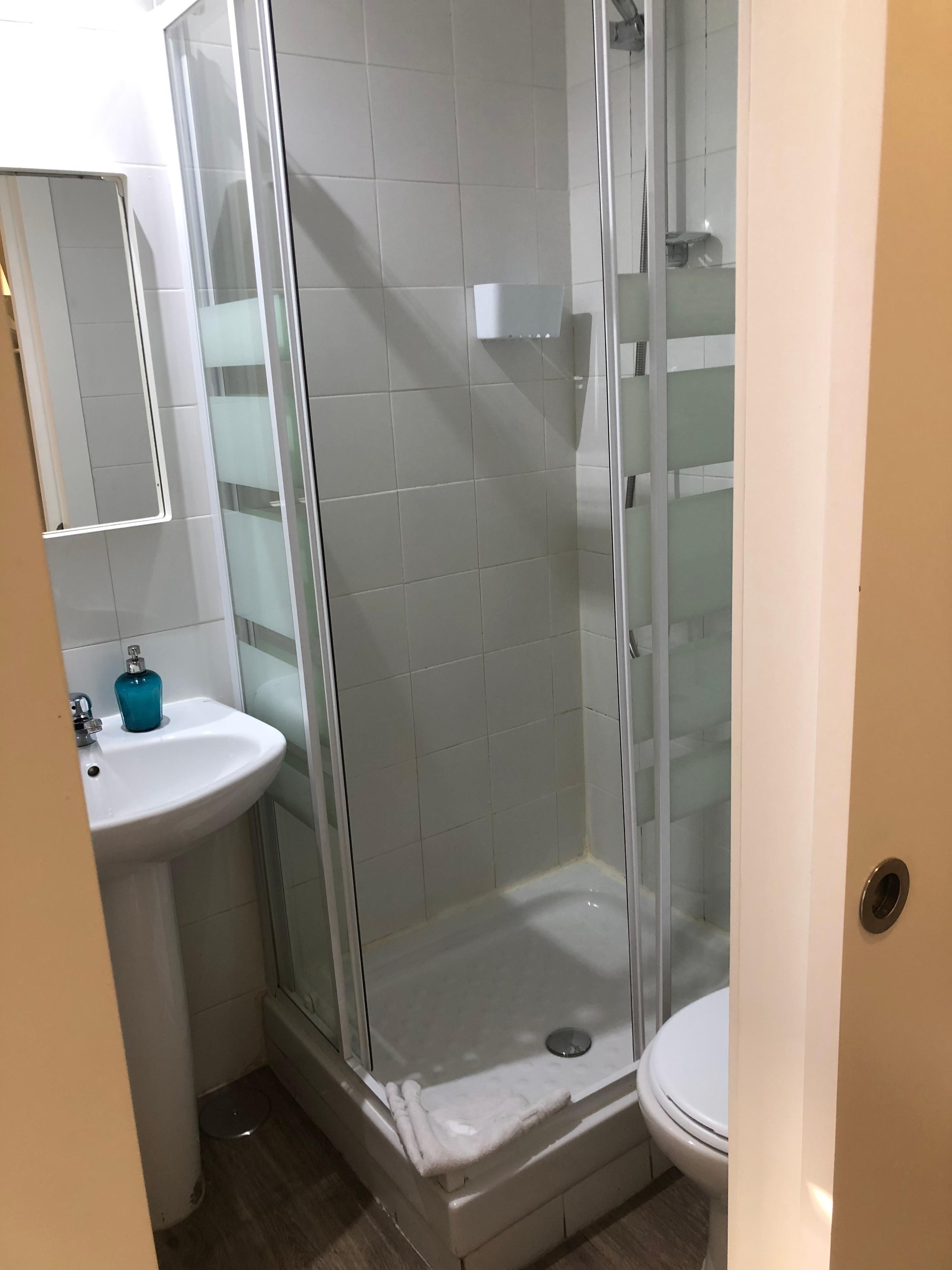 Une salle d’eau très minimaliste mais sans inconvénient majeur.