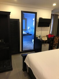 Vue depuis le lit sur la salle de bain