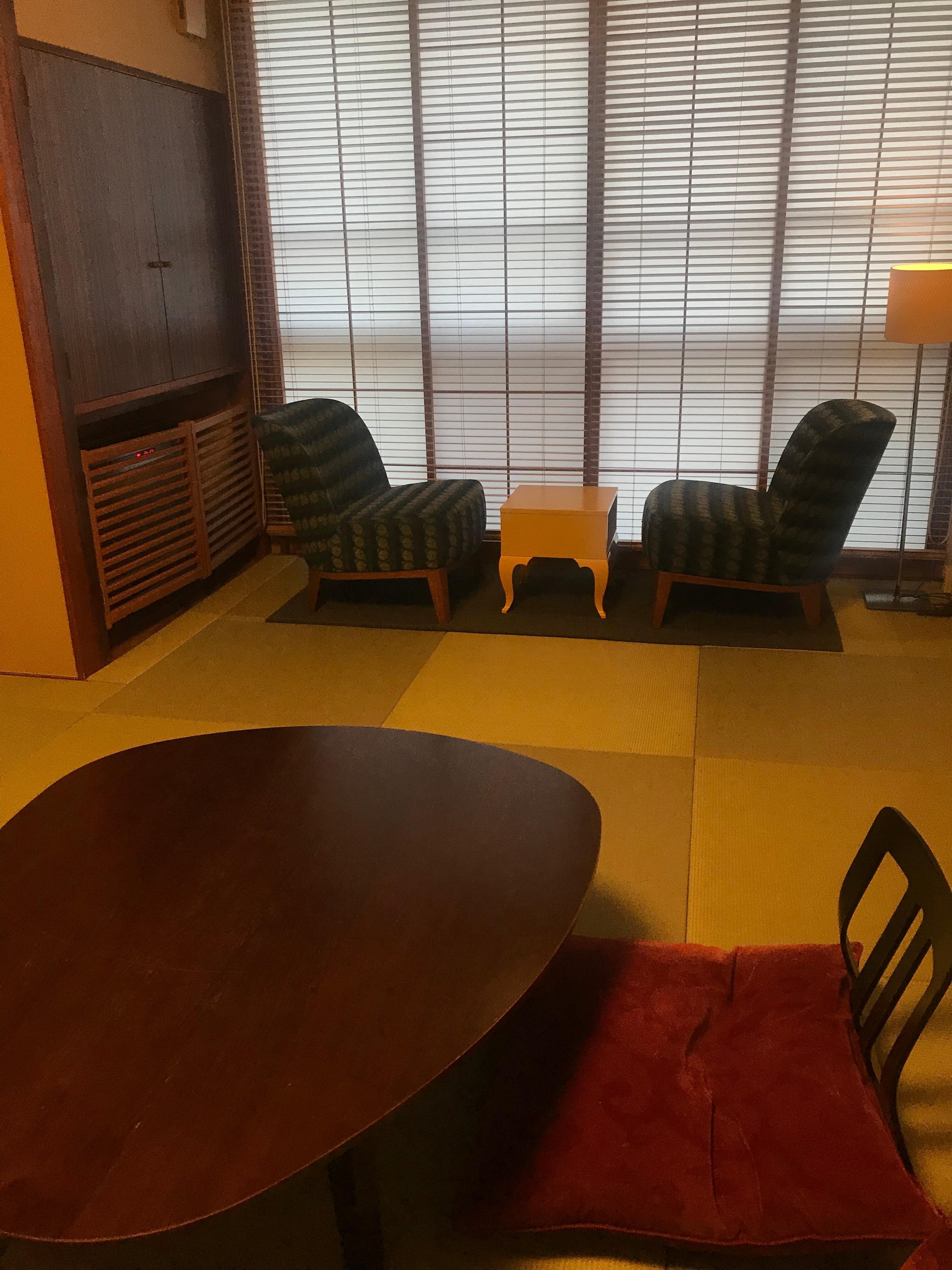 テーブルもソファも可愛い。