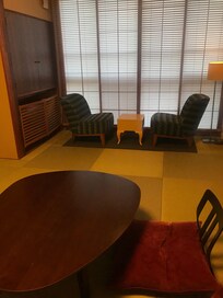 テーブルもソファも可愛い。