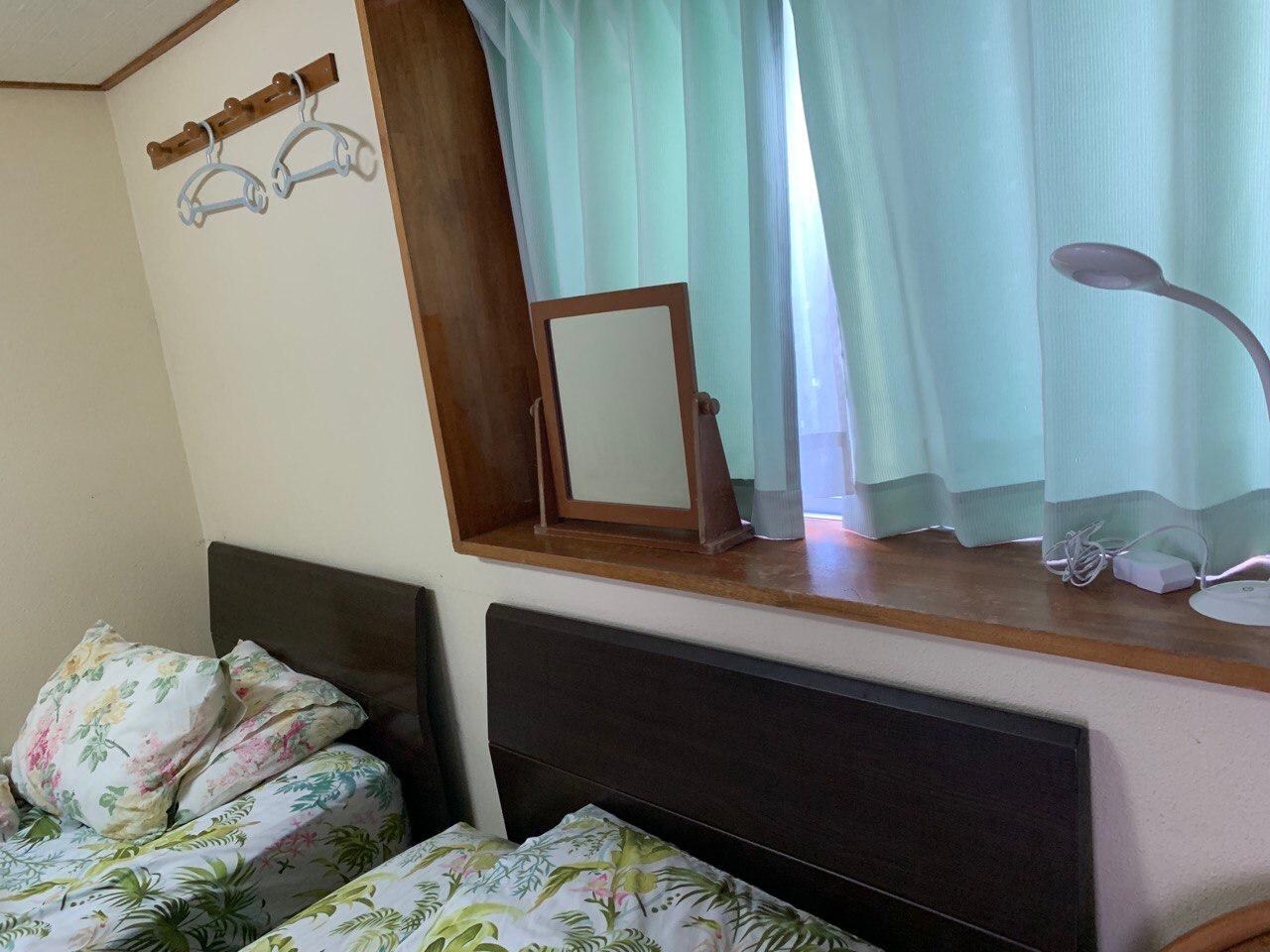 Miroir et portes manteaux derrière les lits 