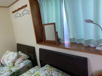 Miroir et portes manteaux derrière les lits