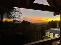 Pôr do sol visto do nosso quarto com a vista da piscina coberta na parte de baixo à direita