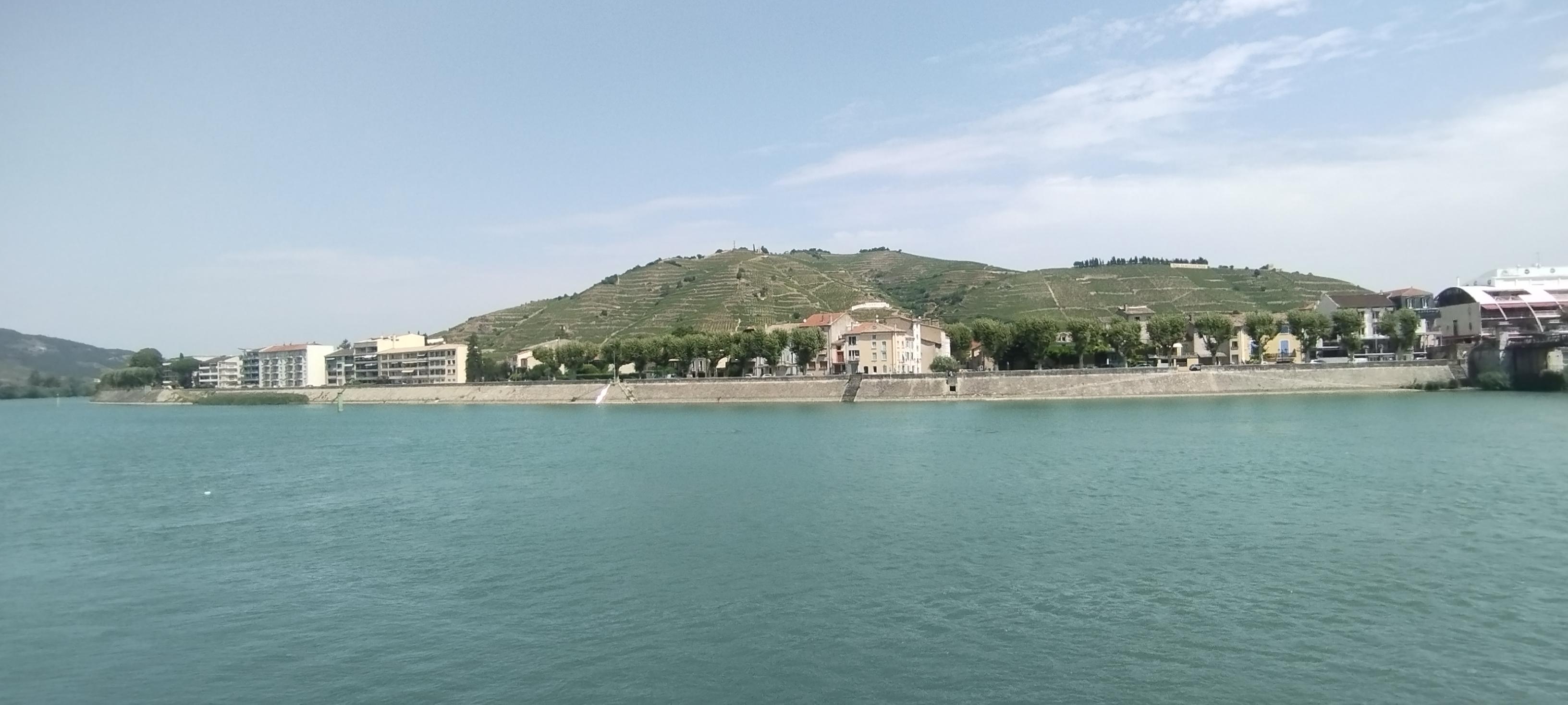 En face de l'hôtel, se trouvent le Rhône et les vignes de Tain-l'Hermitage.