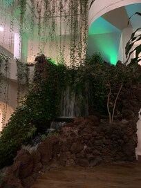 Petite cascade au milieu de l’hôtel entouré des chambres intérieures