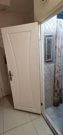 Санузел и прихожая в одноместном номере.