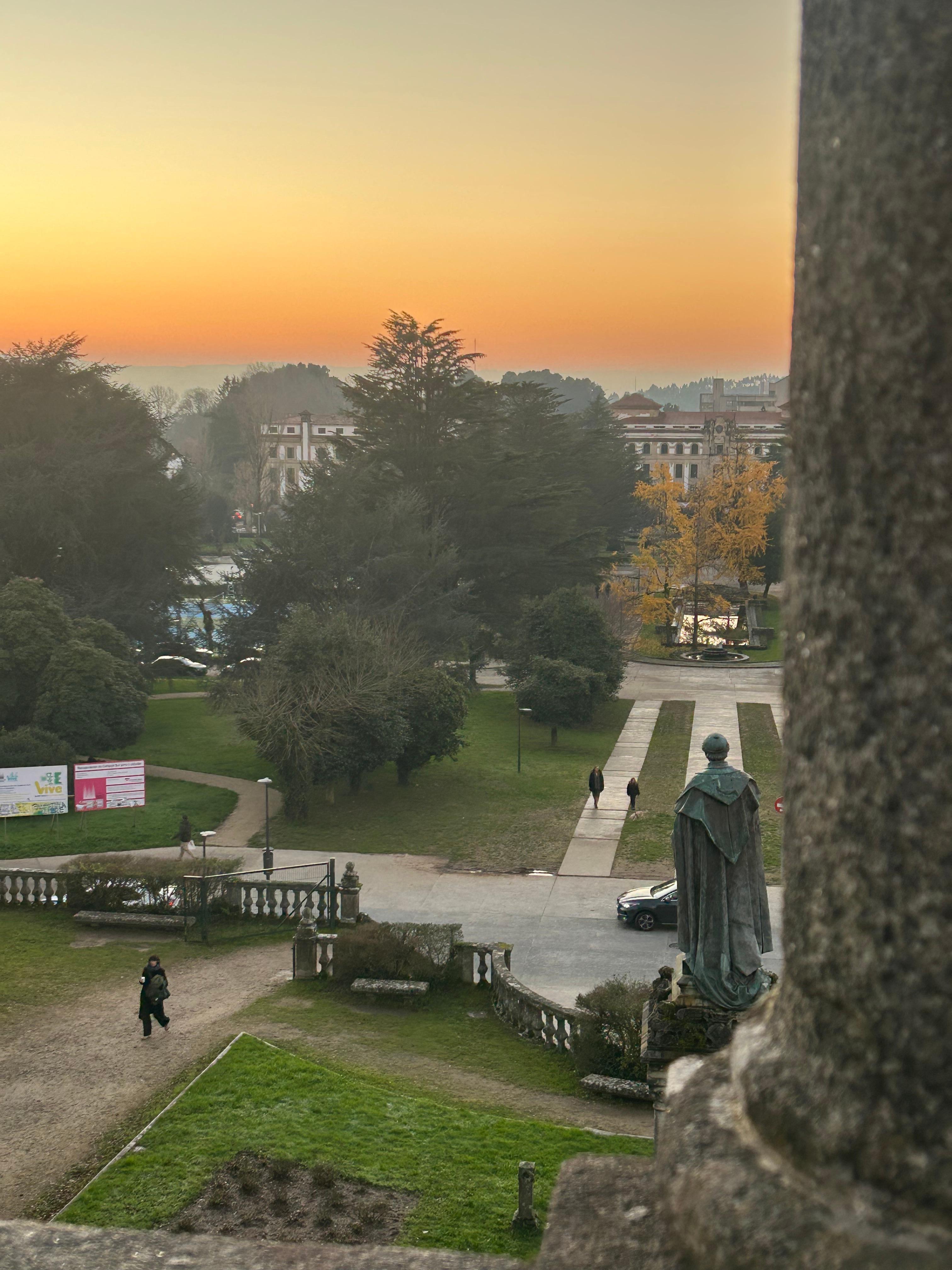 De uma rua encostada ao hotel, anda 100 m e terá esta vista do parque Alameda 