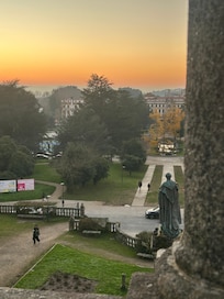 De uma rua encostada ao hotel, anda 100 m e terĂĄ esta vista do parque Alameda