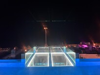 Bar con piscina di vetro! Stratosferica!