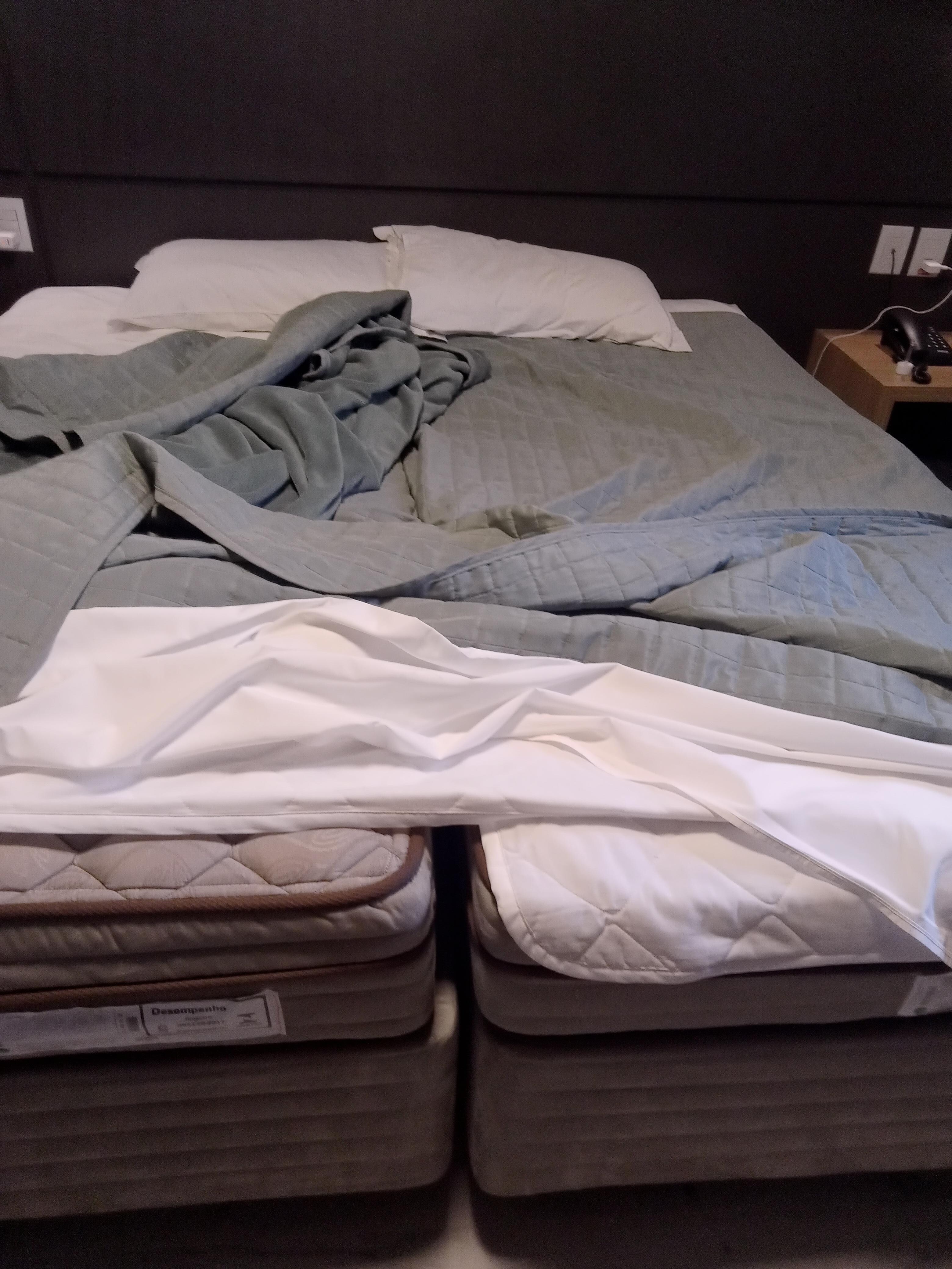 Duas camas box de solteiro, encostadas uma a outra e não uma cama de casal, como informado na hora da reserva.