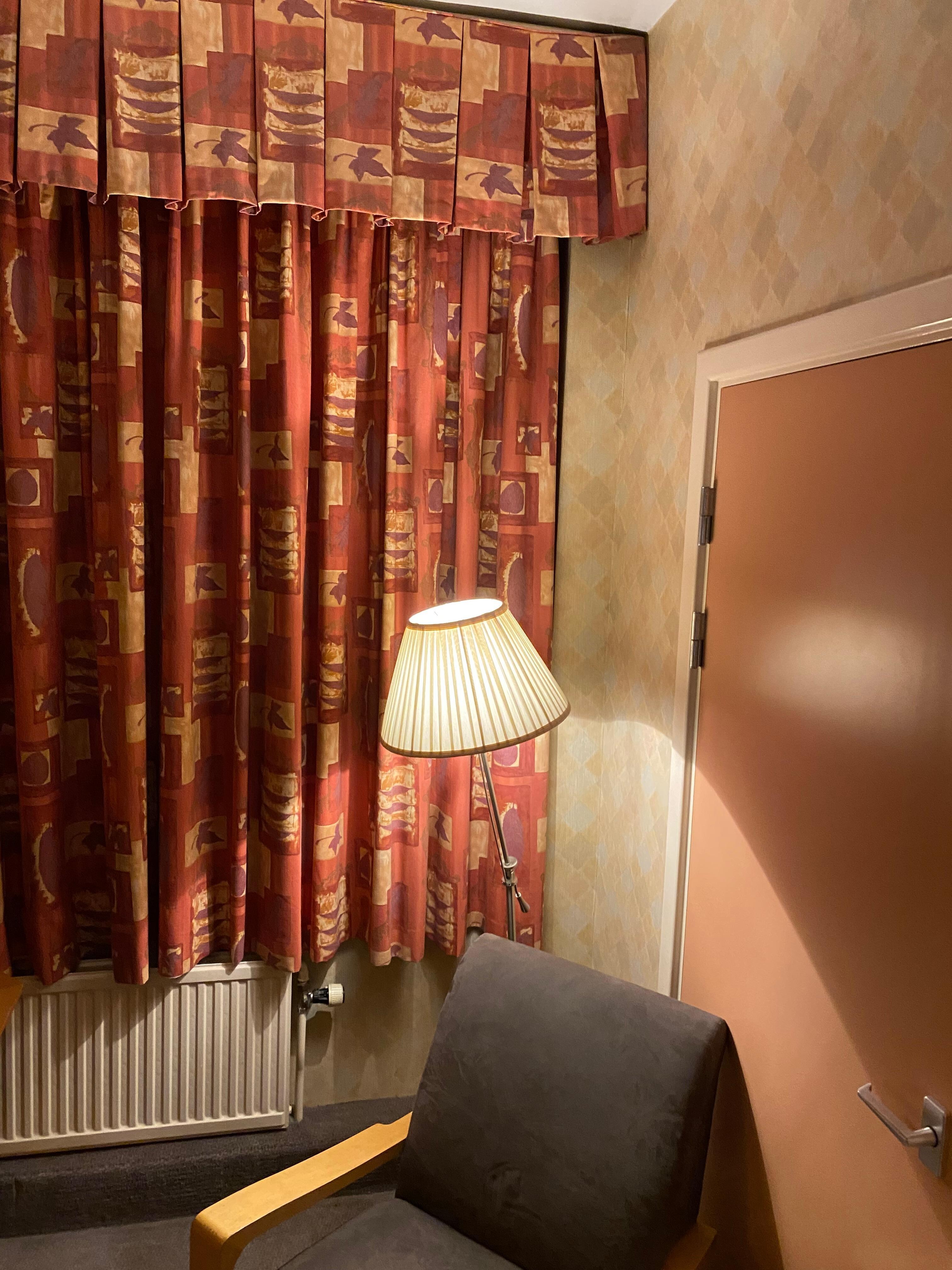 Does not reflect the pictures advertising the hotel !