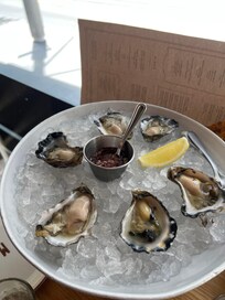 街中のオイスターbarでの昼食。少し高くつきます。外食すると…