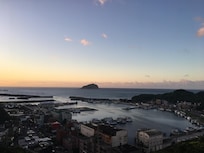 窗外八斗子漁港晚霞