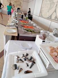 No chilled food = bacteria, cheese, ham, milk etc.