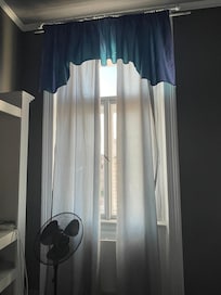 FenĂȘtre sans rideau ni volet