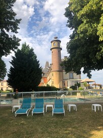 Udendørspool, udsigt mod tårn med stork.