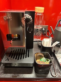 Kaffeemaschine mit speziellen Pads, nicht aufgeräumt