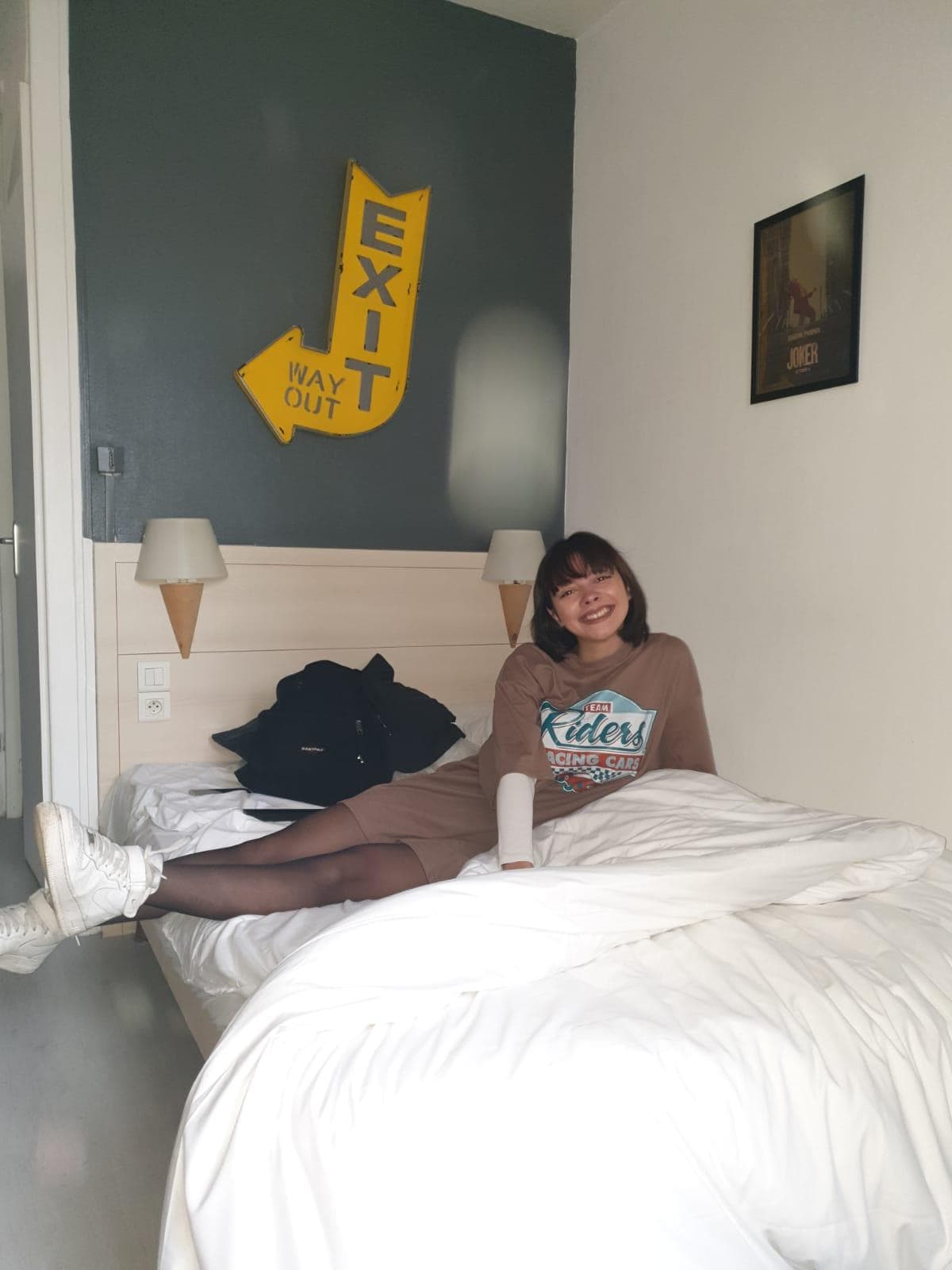 Ont y voie le lit derriere le mur cest la taille de la sdb
