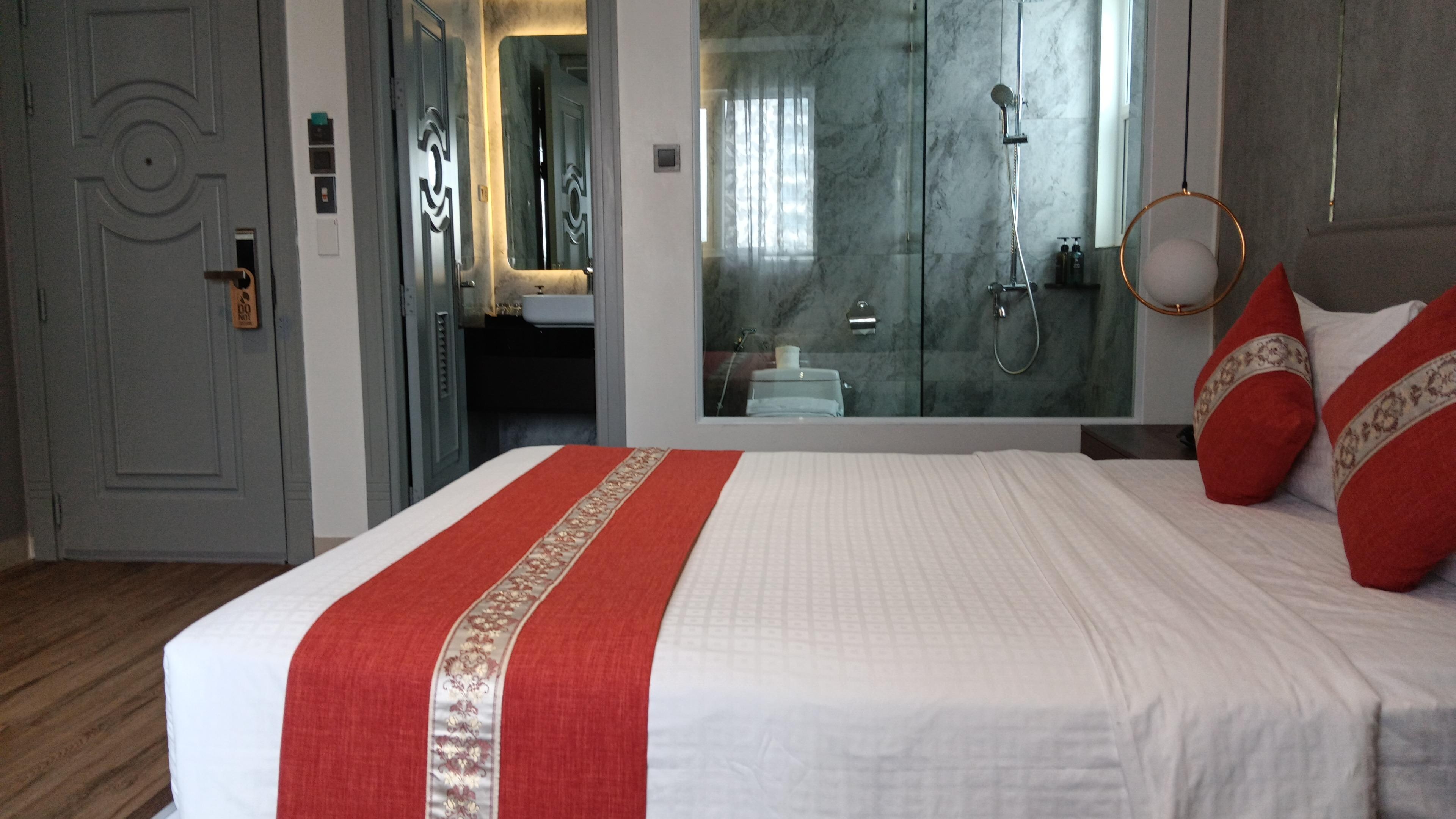 Deluxe double queen bed