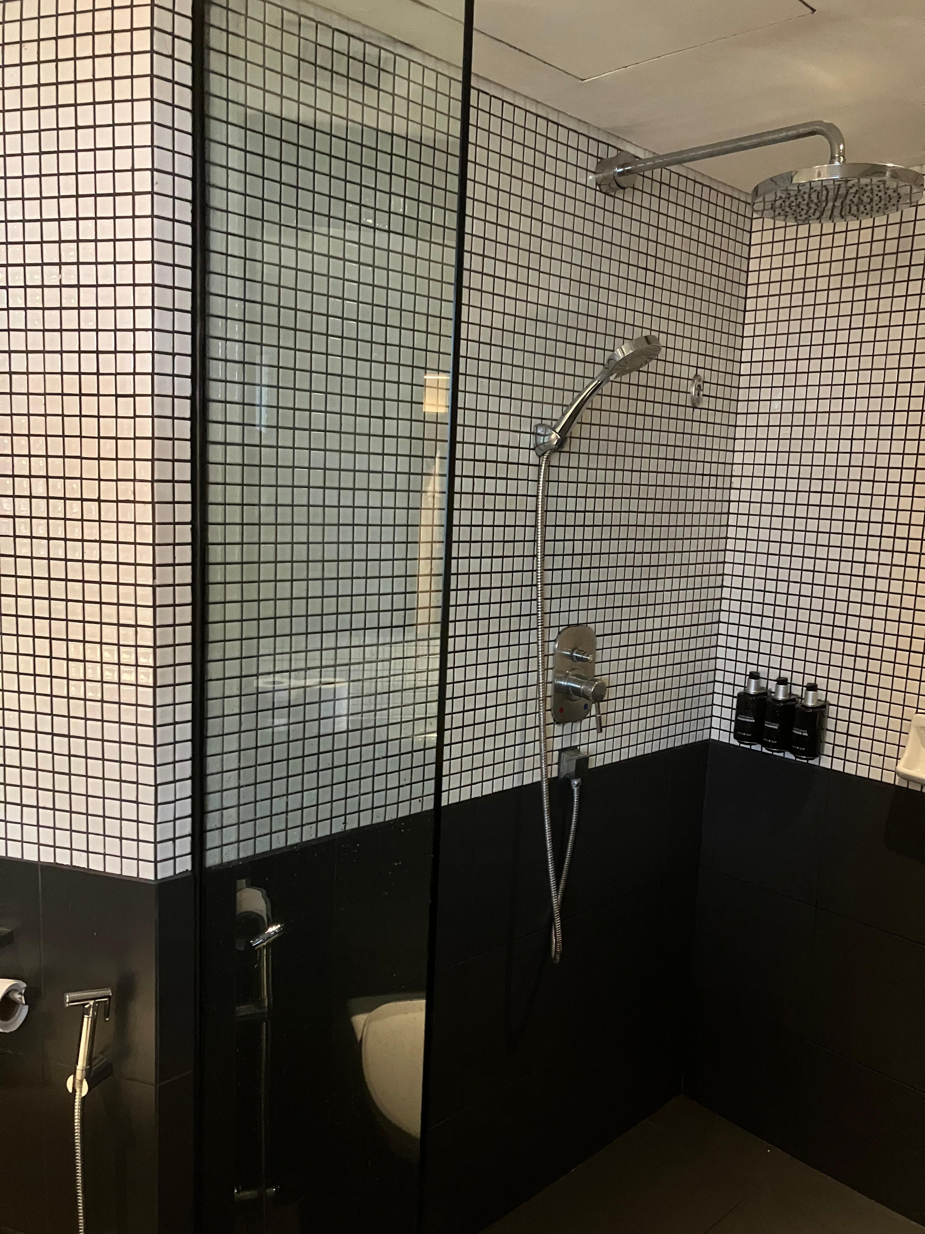 浴室無門，小心入水