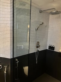 浴室無門,小心入水