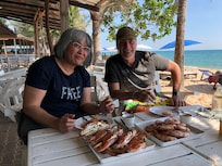 Köstliches Essen an einem wunderschönen Strand.