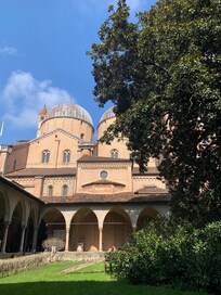 Sijainti Katedralin vieressä