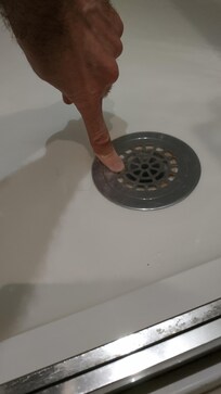 AprĂšs la douche l'eau reste sur 4-5cm