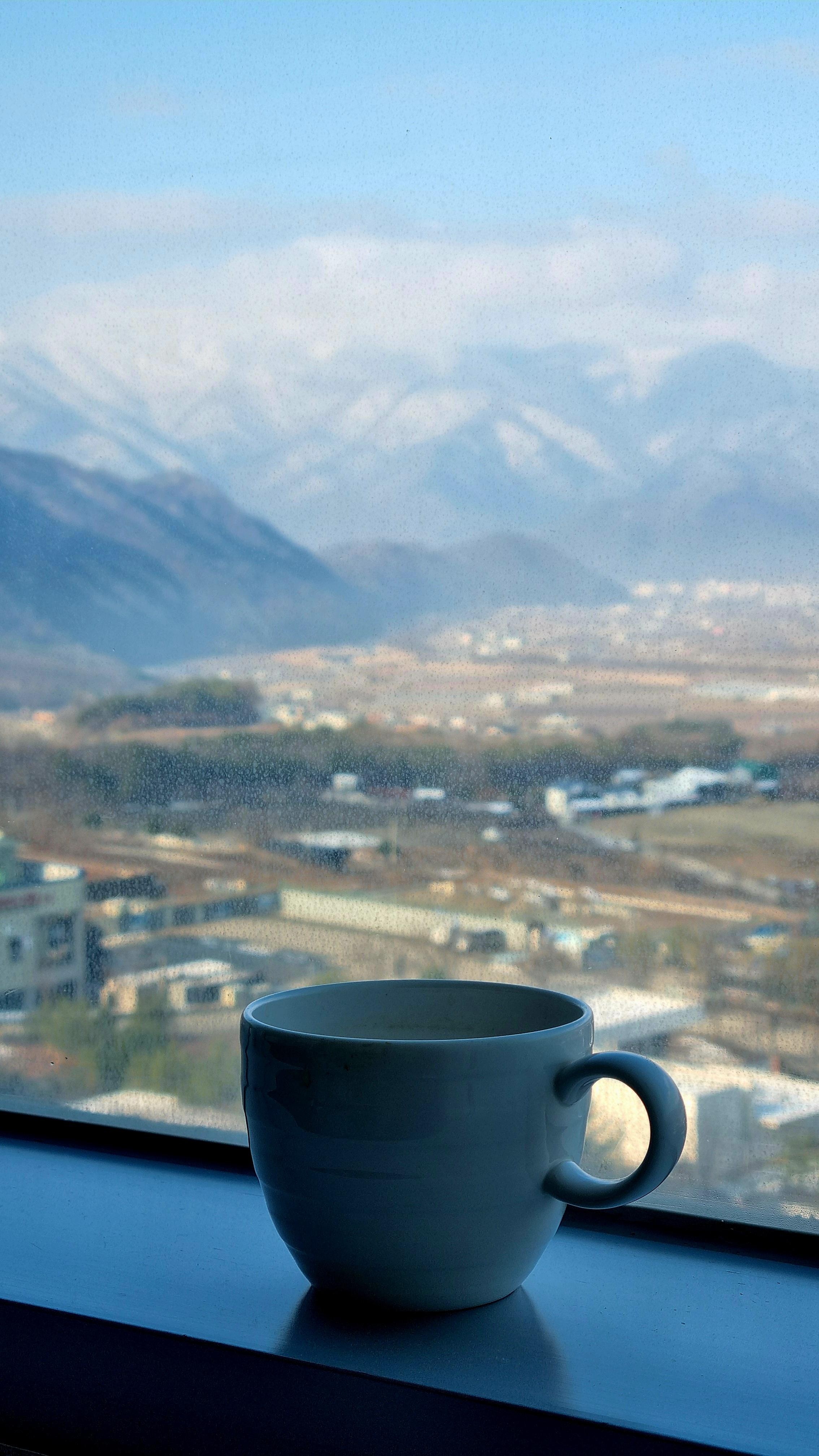 기상후 거실 창문 앞에서 커피한잔