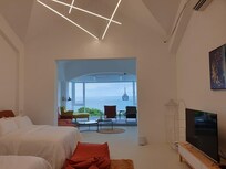 開門看進去(無任何修圖調色,當時下午有大片烏雲,遠方下大雨)