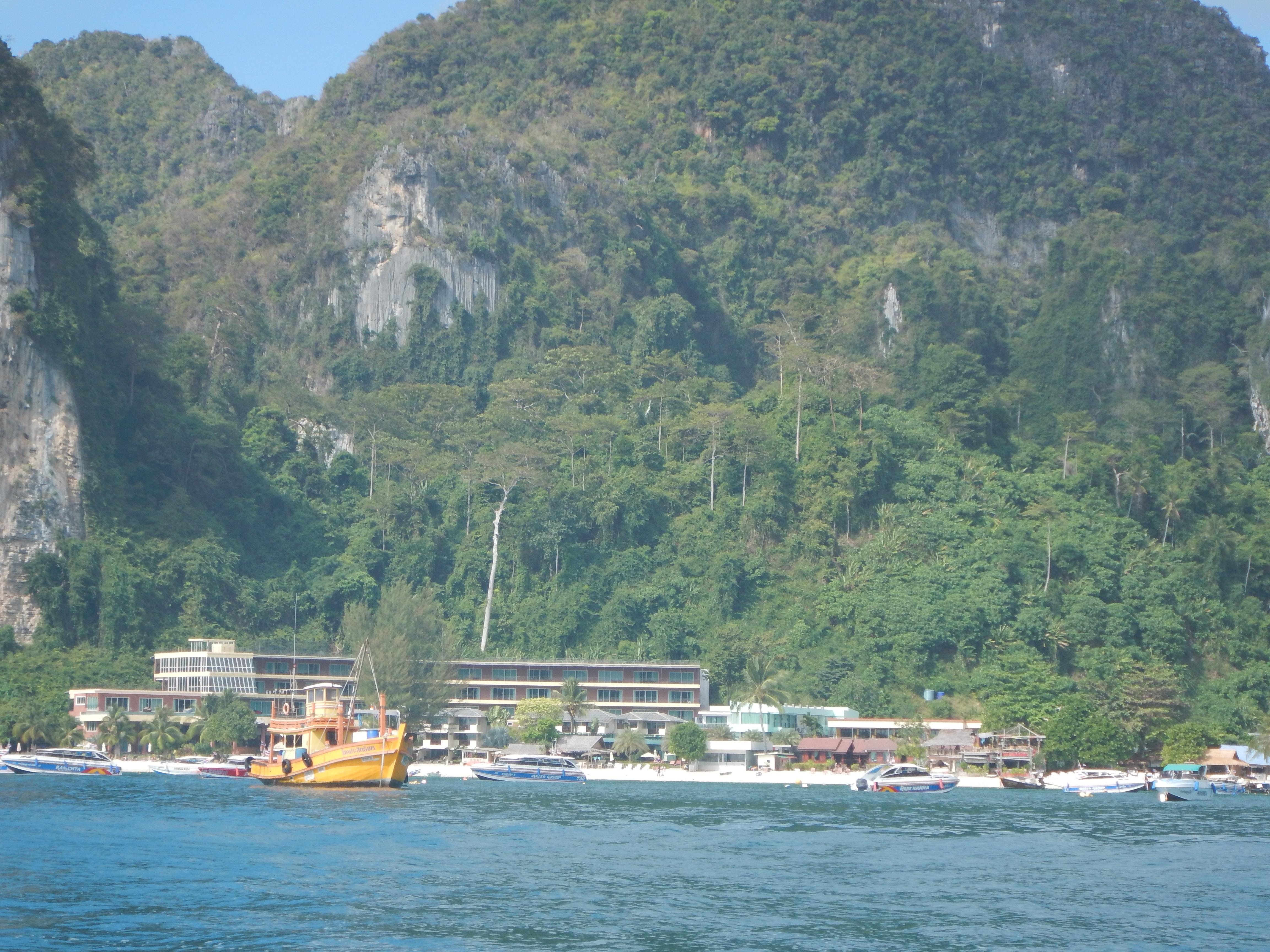 해안끝 바위절벽 아래에 위치한 호텔