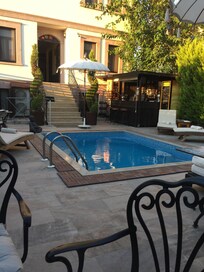 Arka bahçe ve havuz