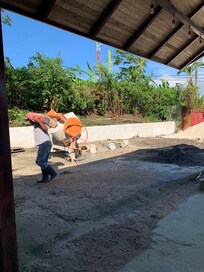 ENTRADA DO HOTEL COM EQUIPAMENTOS DE OBRAS