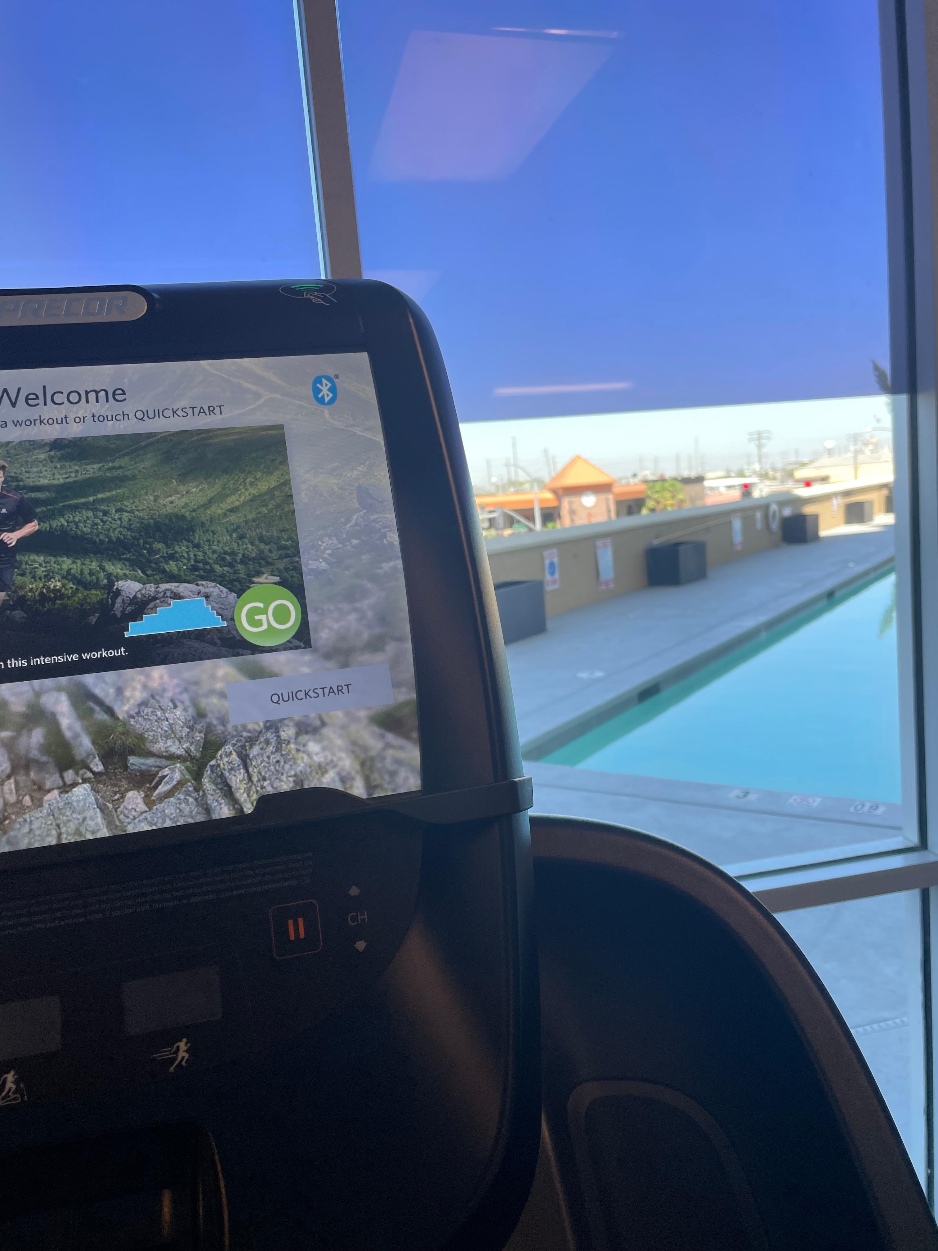 Trening med utsikt til pool