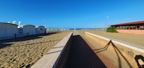 Accesso alla spiaggia sotto la struttura