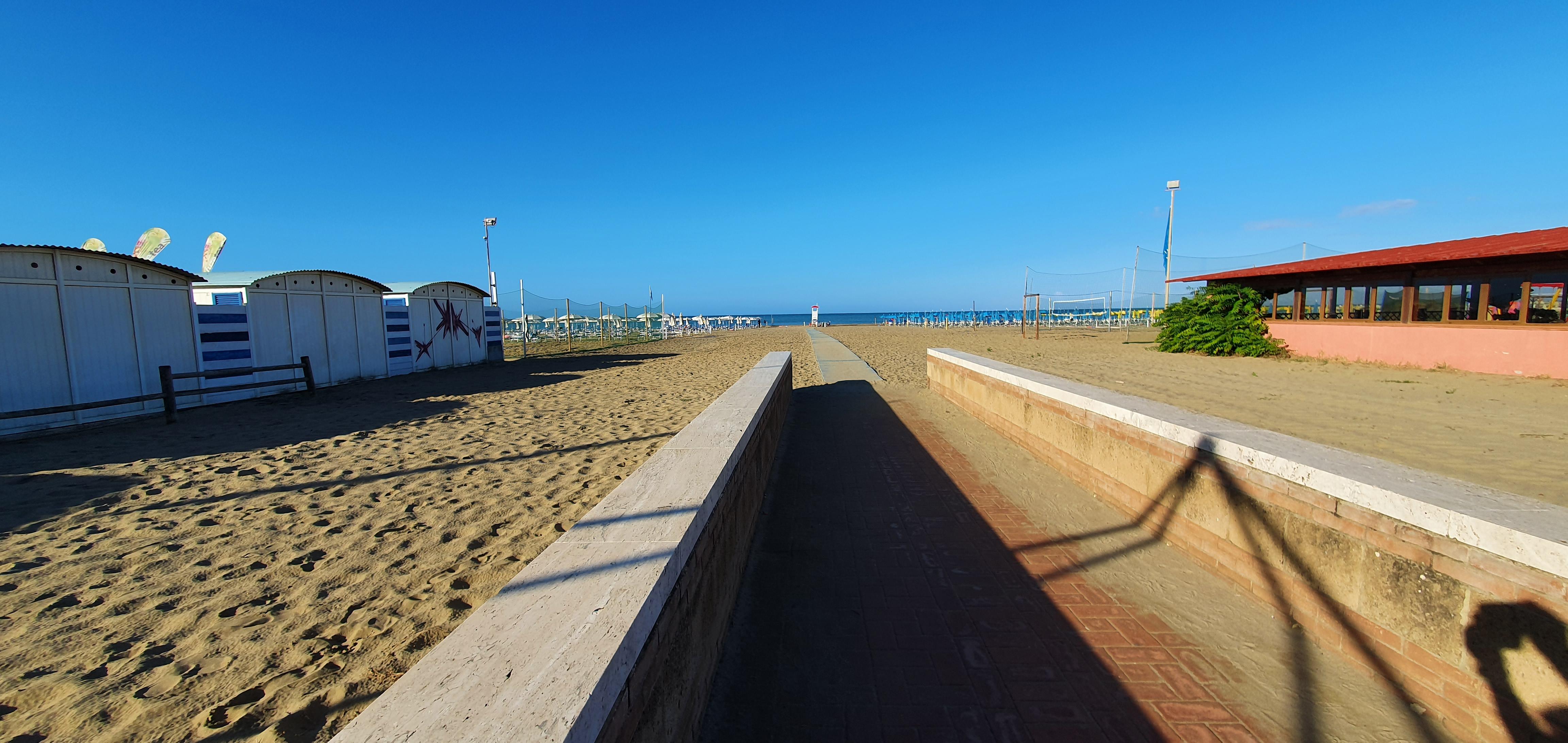 Accesso alla spiaggia sotto la struttura 