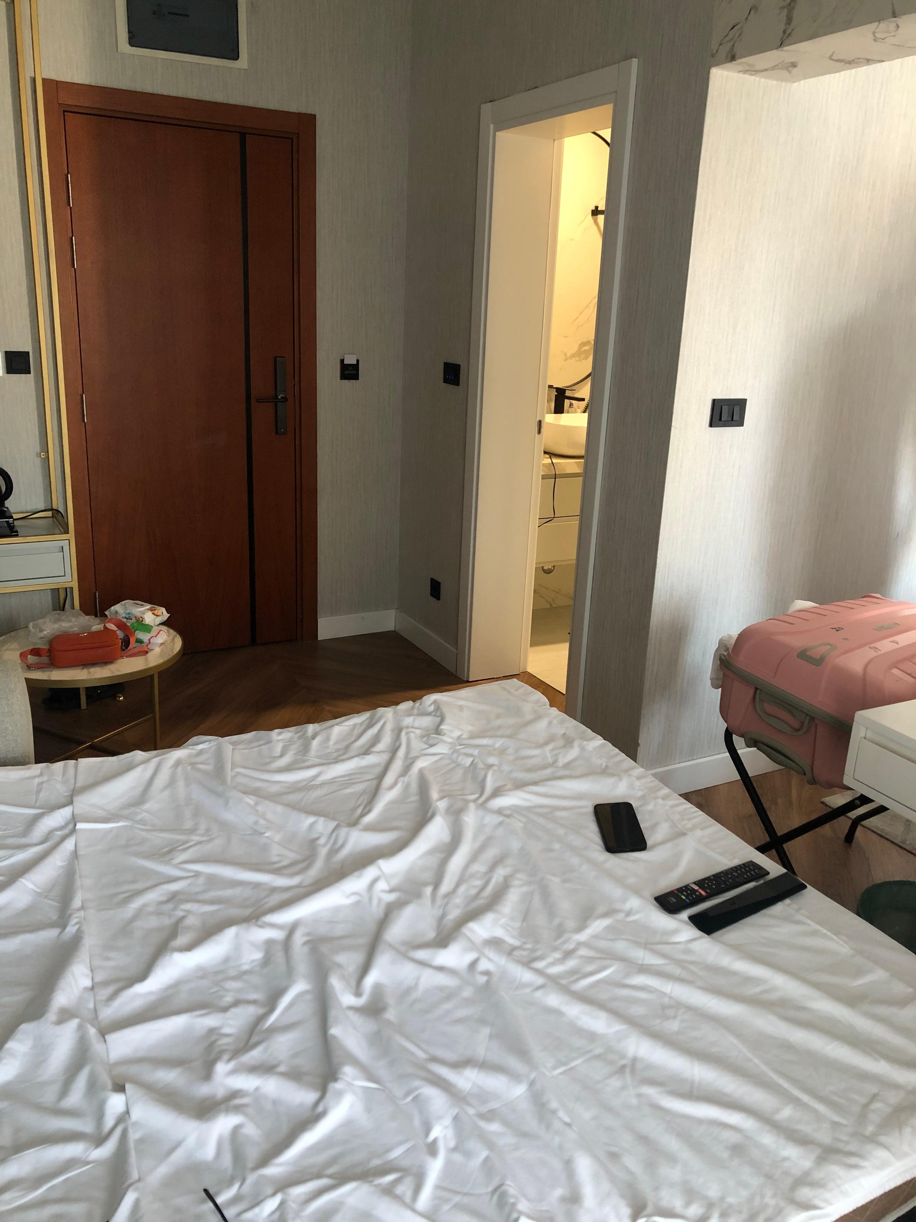 Temizlik sıfır, oda büyüklük açısından tamamen yetersiz, yürüyecek alan yok, 4 kişilik denen oda 1 kişiye yetmez, fotoğraflar tamamen aldatıcı. Asla tercih etmeyin.     Puanı gerçeği yansıtmıyor. Tatilim mahvoldu. 