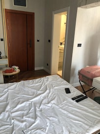 Temizlik sıfır, oda büyüklük açısından tamamen yetersiz, yürüyecek alan yok, 4 kişilik denen oda 1 kişiye yetmez, fotoğraflar tamamen aldatıcı. Asla tercih etmeyin. Puanı gerçeği yansıtmıyor. Tatilim mahvoldu.