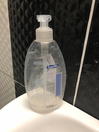 Ingen håndsæbe, kun vand. Hellen ingen kafe som dee står på billede.