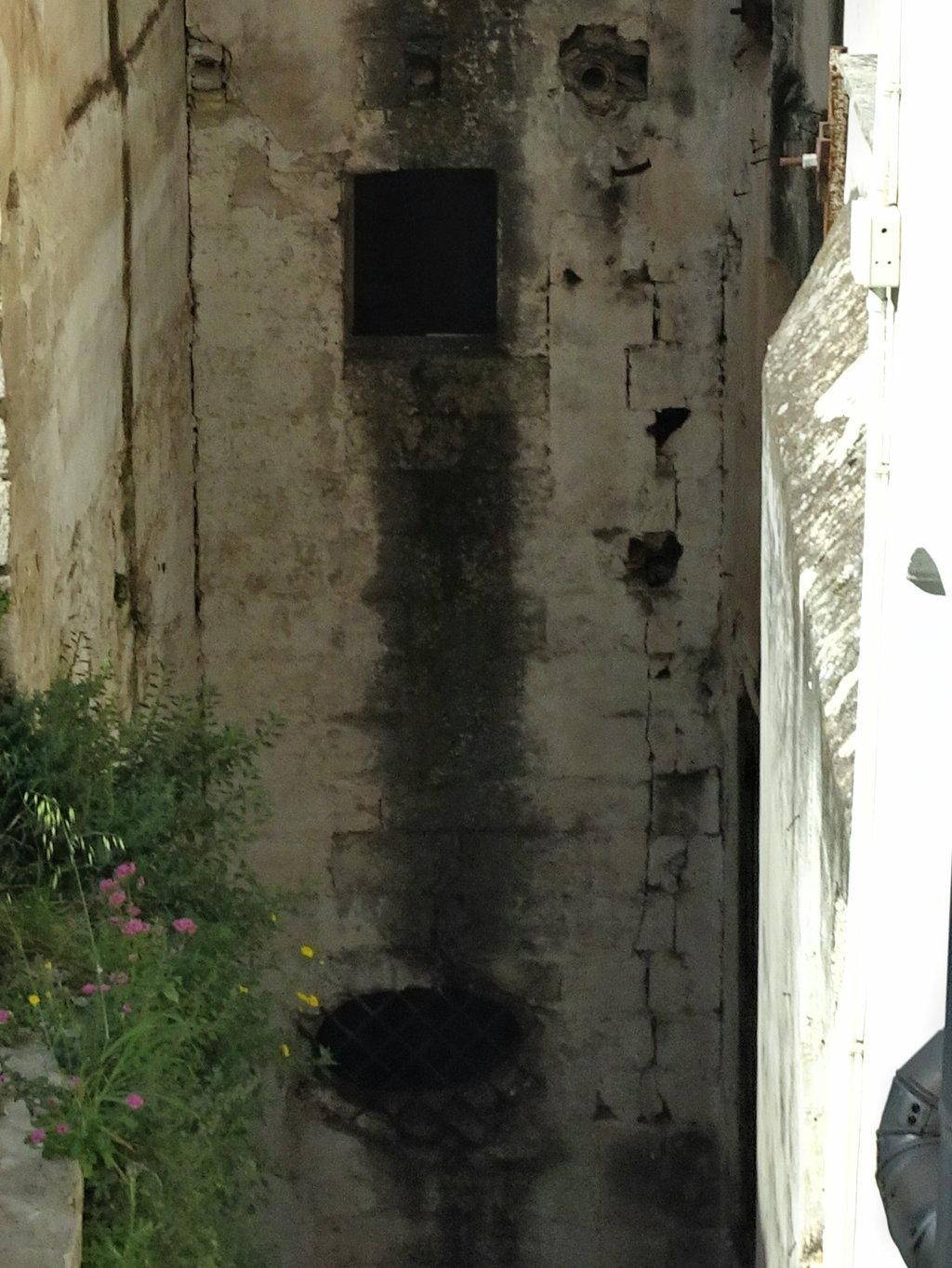 la merveilleuse cour de l'hotel avec des murs en mauvais état et j'ai largement regretté d'avoir réservé dans cet hotel dans un quartier insalubrre