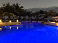 Poolen med kvällsbelysning