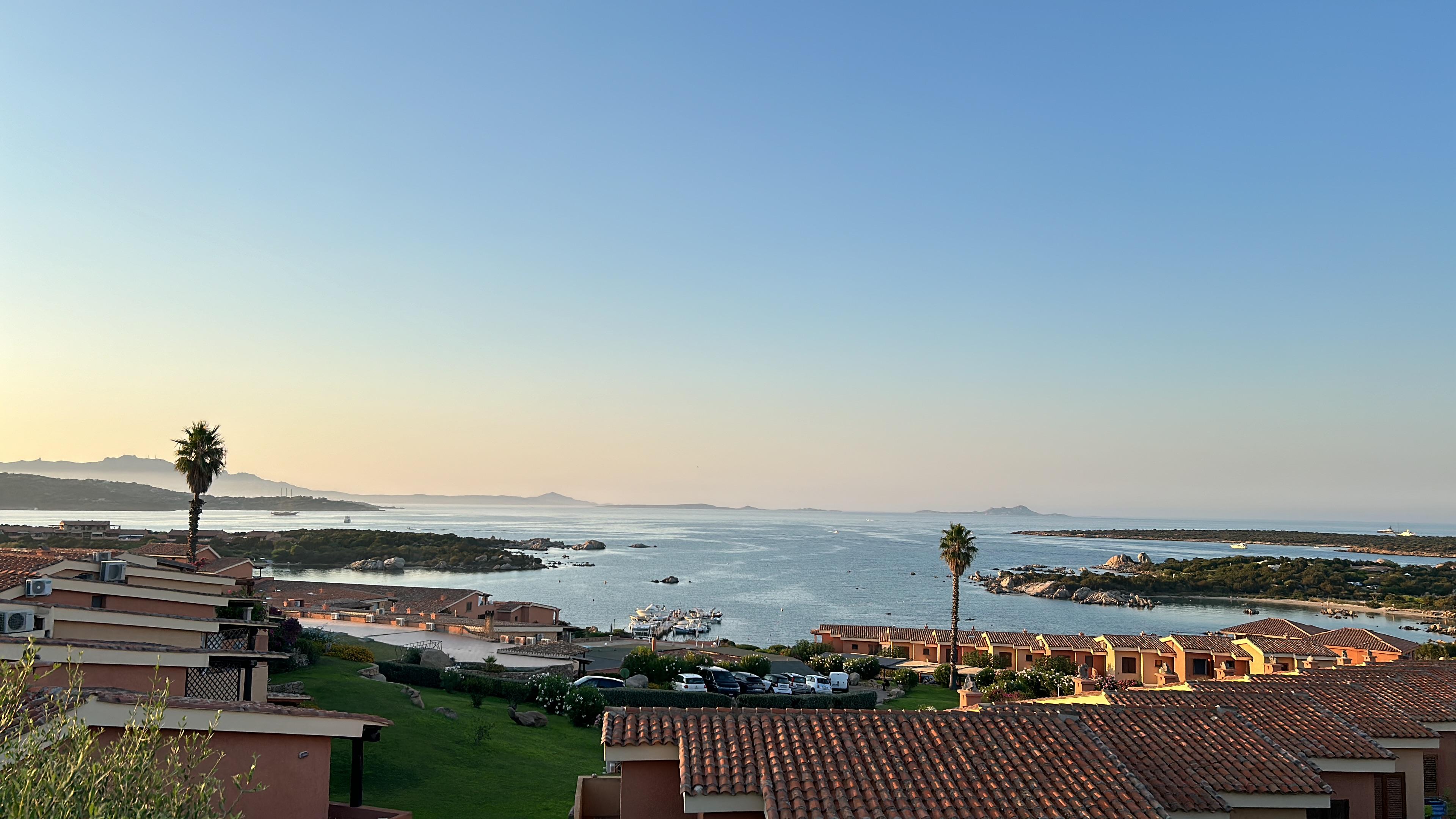 Vue sur la baie depuis le petit parking en face de l'entrée 