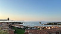 Vue sur la baie depuis le petit parking en face de l'entrée