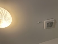 La peinture du plafonds commence à tomber