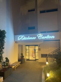 Indgangen til hotellet