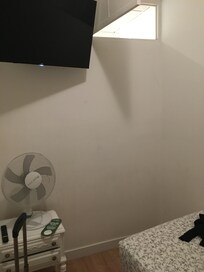 Petite ouverture donnant sur un couloir