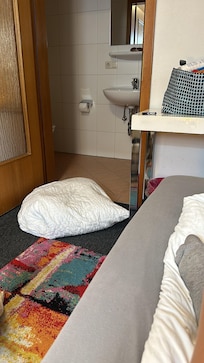 Das Kissen musste ich aus dem Bett werfen, da mir übel wurde bei dem Geruch