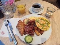 Aamiaisbuffetissa oli laaja valikoima.