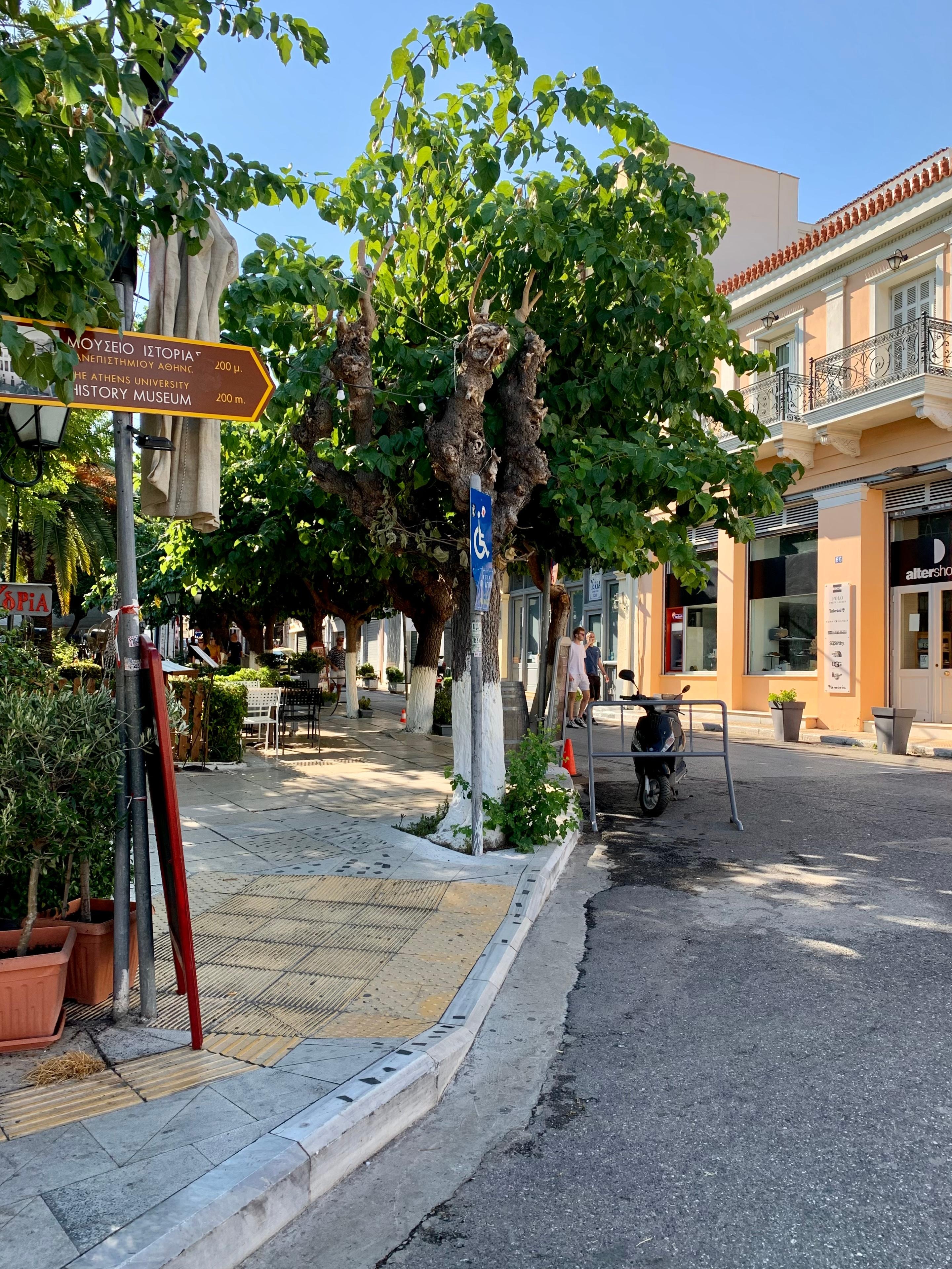 Adrianou street precis vid hotellet - trevliga restauranger 