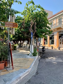 Adrianou street precis vid hotellet - trevliga restauranger